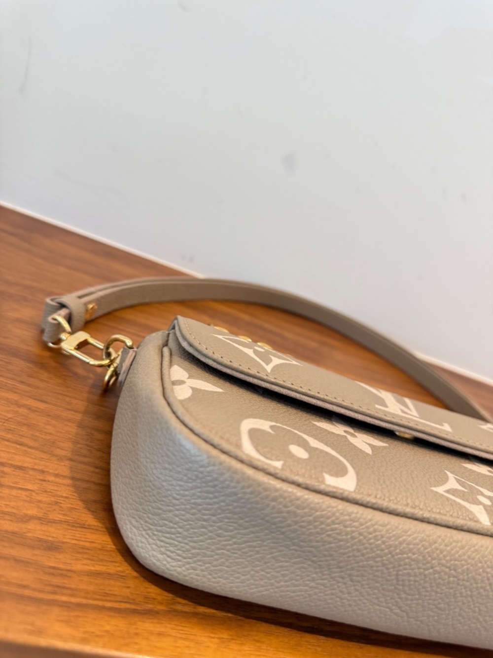 Louis Vuitton Empreinte Monogram Ivy in Turtledove and Cream - Picture 10 of 13